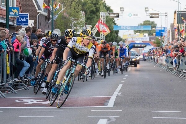 Bijschrift foto: Nuenenaar Steven Kruijswijk, die momenteel in de Italiaanse Giro een gooi naar het podium doet, aan de leiding van het profpeloton zoals dat vorig jaar door de Boxmeerse straten reed.