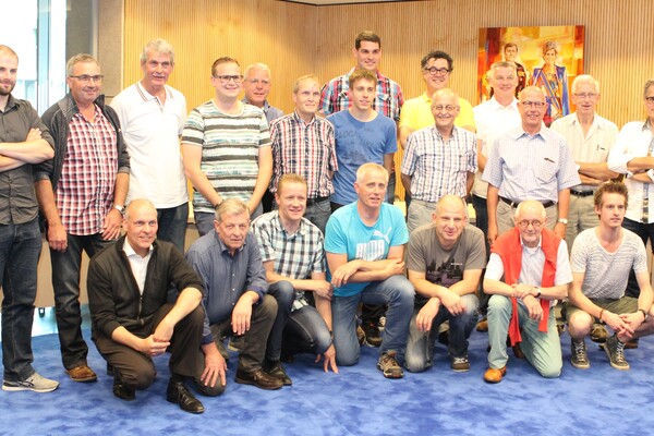Enkele vertegenwoordigers van de Daags na de Tour-vrijwilligers kwamen samen met het rondebestuur bijeen in het Boxmeerse gemeentehuis.