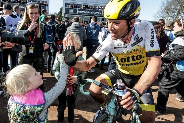Maarten Tjallingii reed zijn laatste Parijs-Roubaix en wordt opgewacht door zijn familie © Pro Shots 