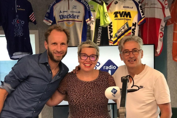Cindy Pieterse wordt in de NPO1-studio geflankeerd door de Radio Tour de France-presentatoren Gert van ’t Hof en Robbert Meeder. Foto: NOS
