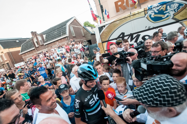 SKY- en regiorenner Wout Poels staat tijdens Daags na de Tour in Boxmeer in de belangstelling van de media. Foto: DndT 