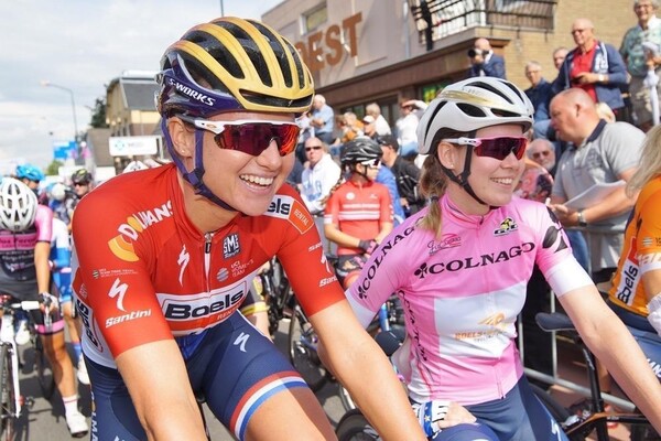 Chantal Blaak (links) en Anna van Breggen staan in 2017 in Boxmeer klaar voor de start. (foto: Daags na de Tour)