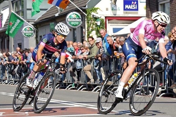 Anna van Breggen (rechts) voert in 2017 in haar roze trui van de Giro Rosa het veld aan tijdens Daags na de Tour in Boxmeer. (foto: Marcel Hakvoort)