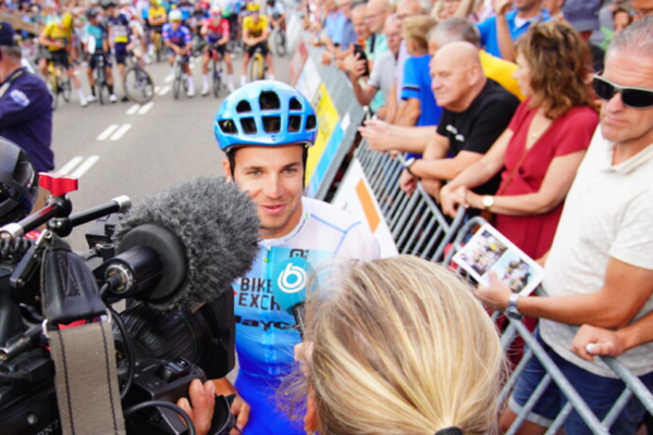 Etappewinnaar Dylan Groenewegen aan de start in Boxmeer