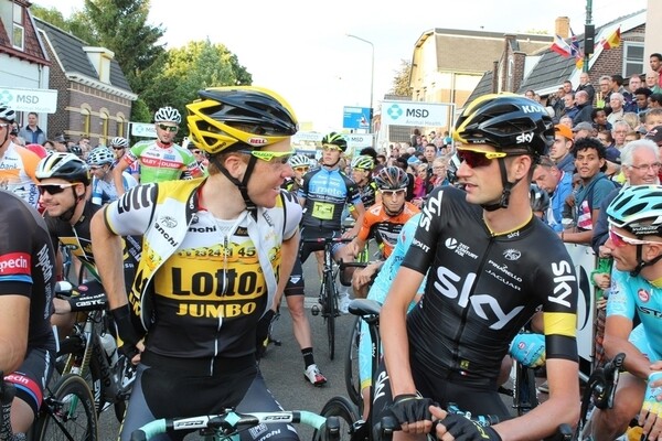 Foto: Pal voor de start van de Boxmeerse profronde in 2015 met rechts de latere winnaar Wout Poels