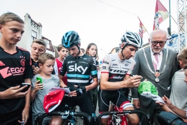 Wout Poels (links) en de latere winnaar Bouke Mollema nemen hun tijd voor de fans voorafgaand aan Daags na de Tour. (foto: © Arjan Broekmans)