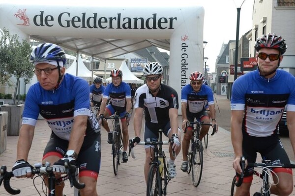 300 fietsers van start voor wielertocht Rondje33