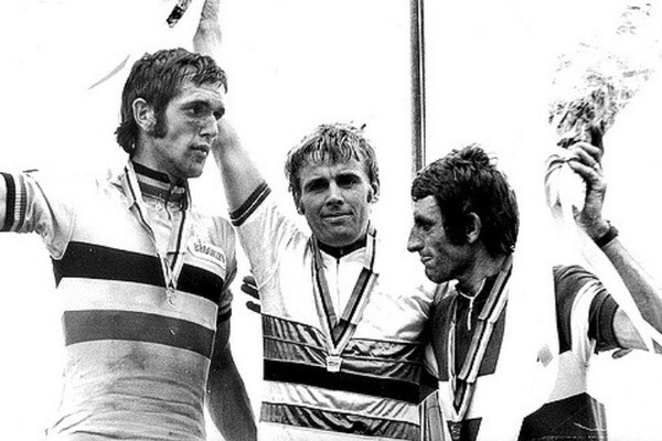 Hennie Kuiper wereldkampioen in 1975, met links nummer twee Roger de Vlaminck en rechts Jean-Pierre Danguillaume die derde werd in Yvoir (B)