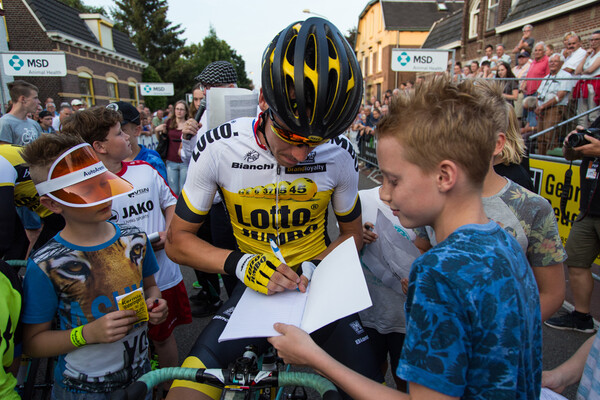 Extra meet en greet renners op groot podium, handtekeningenjagers naar de Baronie