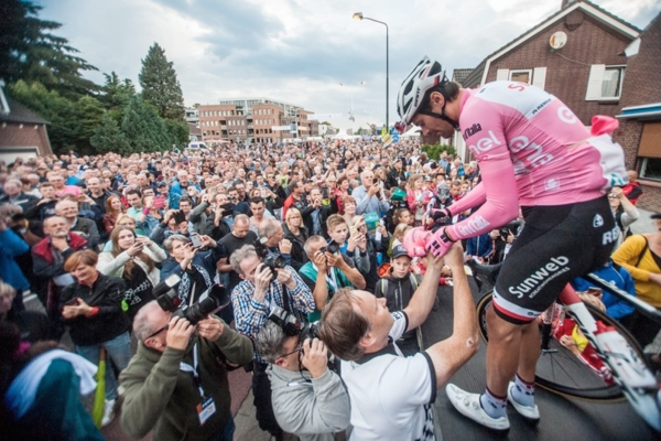 Girowinnaar Tom Dumoulin op het podium tijdens de meet en greet van Daags na de Tour in Boxmeer. foto: Arjan Broekmans