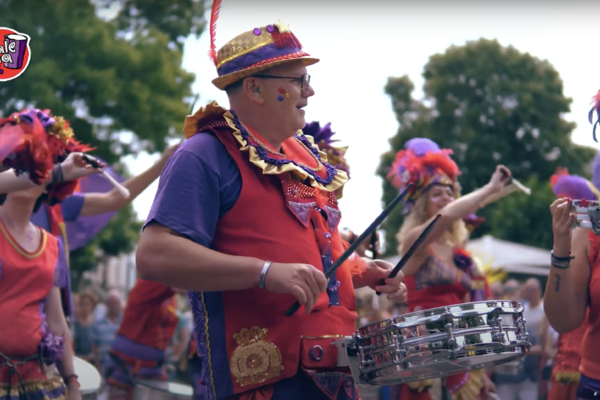 Spectaculaire opening Daags na de Tour reclamekaravaan door percussie band Dale Caña.