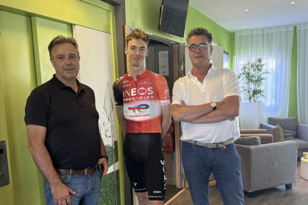 Twan Poels en Pierre Hermans met Thymen Arensman