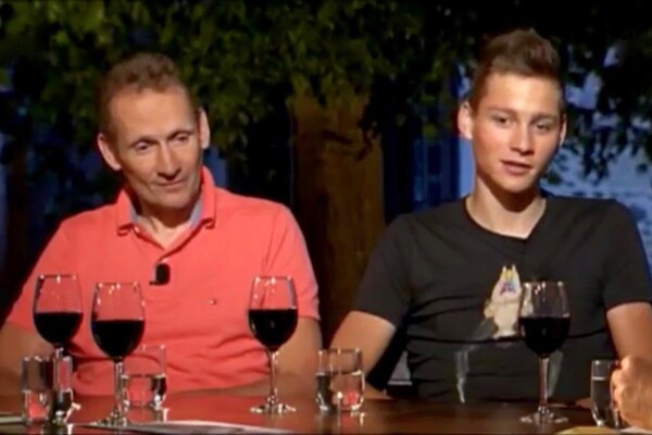 Adrie en Mathieu van der Poel aan tafel bij de Avondetappe van de NOS