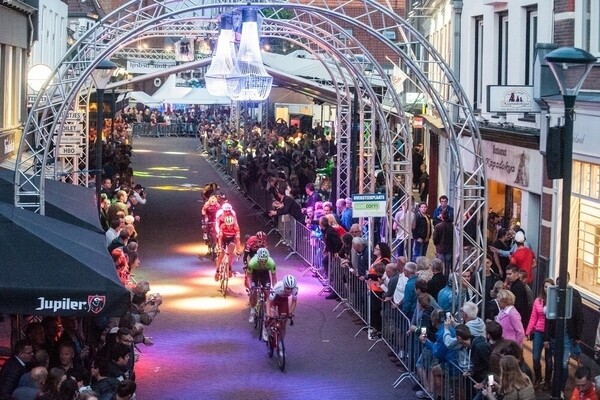 Feesten tijdens de ronde is een tour op zich