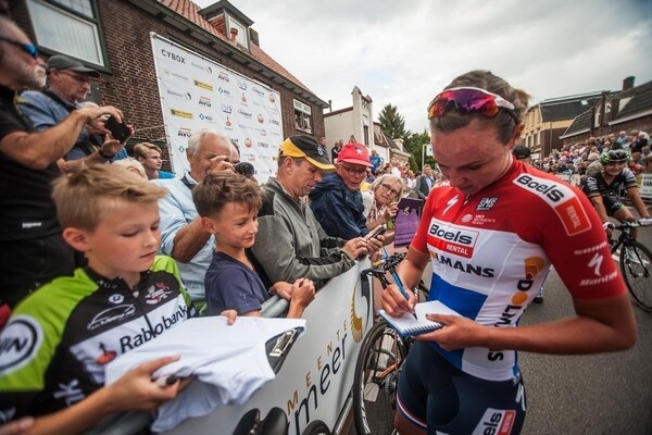 Chantal Blaak deelt vorig jaar na haar zege in Boxmeer handtekeningen uit. (foto: Daags na de Tour)