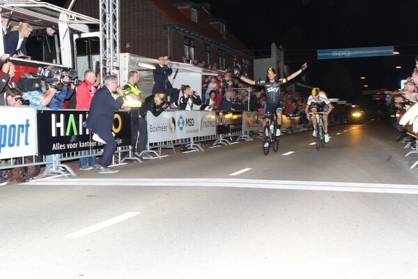 Wout Poels wint in 2015 de profronde van Boxmeer en laat Robert Gesink achter zich. Fotobron: Gijs Hoogland / Daags na de Tour